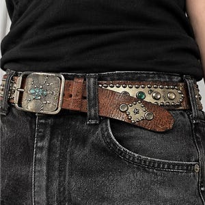 Cintura in pelle vintage con borchie, cintura western boho turchese, cintura marrone effetto invecchiato, cintura grunge Y2K, accessorio unico e di tendenza