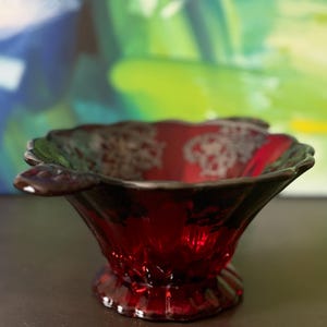Coupe sur pied vintage en verre rouge rubis avec incrustations en argent massif | Bonbonnière rouge carmin à bord festonné cannelé | Élégante décoration milieu du siècle