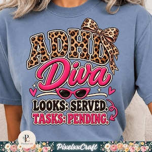 Peut inclure: Un t-shirt bleu avec un motif imprimé léopard portant le texte ADHD Diva, un nœud léopard, des lunettes de soleil œil-de-chat roses et le texte LOOKS: SERVED. TASKS: PENDING. Le design inclut des petits cœurs roses et des accents décoratifs.