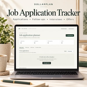 Könnte beinhalten: Ein Laptop-Bildschirm mit der Benutzeroberfläche des Dollarplan Job Application Tracker. Das digitale Dashboard enthält Bereiche für Bewerbungen, Nachfassaktionen, Vorstellungsgespräche und Angebote sowie Schaltflächen zum Hinzufügen.