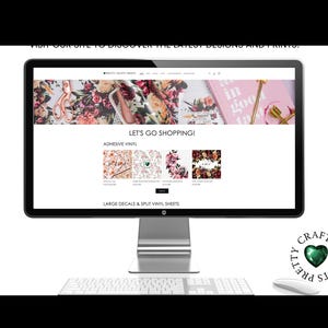 以下が含まれることがあります： 「Pretty Crafty Prints」のウェブサイトが表示されたコンピューター画面。花柄のデザインと「Let's Go Shopping!」というテキストが書かれています。ウェブサイトでは、粘着ビニール、大型デカール、分割ビニールシートを提供しています。画面は白い机の上にあり、白いキーボードと白いマウスが置かれています。画像の右下には、「Pretty Crafty Prints」というテキストが書かれた緑色のハートがあります。