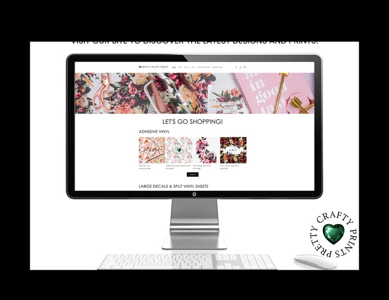 以下が含まれることがあります： 「Pretty Crafty Prints」のウェブサイトが表示されたコンピューター画面。花柄のデザインと「Let's Go Shopping!」というテキストが書かれています。ウェブサイトでは、粘着ビニール、大型デカール、分割ビニールシートを提供しています。画面は白い机の上にあり、白いキーボードと白いマウスが置かれています。画像の右下には、「Pretty Crafty Prints」というテキストが書かれた緑色のハートがあります。