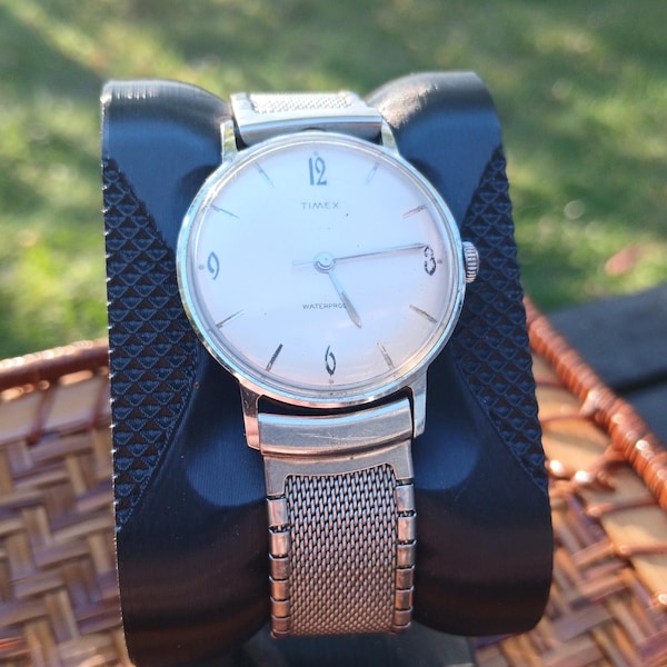 Reloj Timex Marlin mecánico de cuerda manual vintage – Esfera plateada con efecto rayos de sol de 35 mm con brazalete de malla