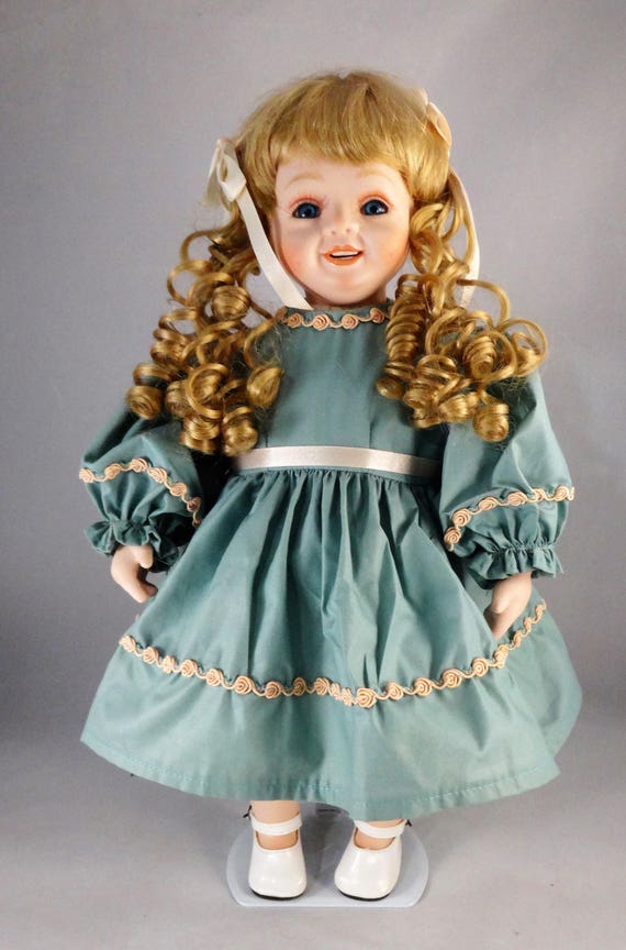 Cute Dress in Vintage Hair