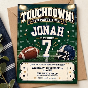 Invitación de cumpleaños de fútbol americano, invitación a fiesta de touchdown, cumpleaños deportivo para niños, diseño de estadio verde y azul marino, plantilla editable de Canva, digital 5x7