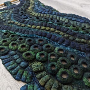 Makramé i ull, väggbonad i bohemisk ull, abstrakt textilkonst, väggkonst i fiber, inredning för vardagsrum bild 3
