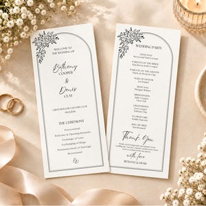 Op de afbeelding: Twee witte rechthoekige trouwprogramma-kaarten met zwarte tekst en florale lijntekeningen in een boogvormig kader. De linkerkaart toont het ceremonieprogramma van Bethany Cooper en Denis Clay, de rechterkaart de lijst met de bruiloftsgasten.