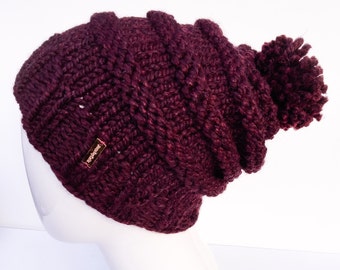 Gorro holgado con pompón de punto hecho a mano: mezcla de lana de cordero color burdeos
