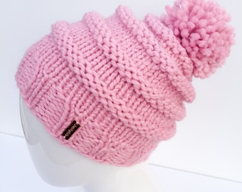 Gorro holgado con pompón tejido a mano: mezcla de lana de cordero rosa