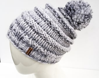 Gorro holgado de punto hecho a mano con pompón: mezcla de lana de cordero jaspeada