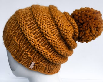 Gorro holgado con pompón tejido a mano: mezcla de lana de cordero color mostaza