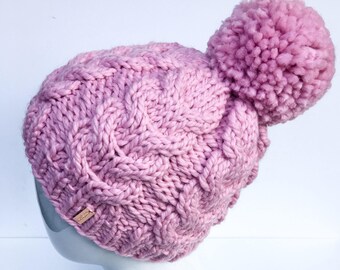 Gorro holgado de punto trenzado grueso rosa con pompón
