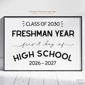 Könnte beinhalten: Ein rechteckiges Schild mit weißem Hintergrund und schwarzem Text, der CLASS OF 2030, FRESHMAN YEAR, first day of, HIGH SCHOOL und 2026-2027 lautet. Das Design kombiniert eine fette serifenlose Schrift mit einer eleganten Schreibschrift.
