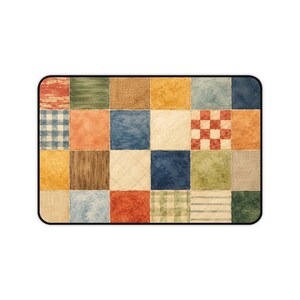 Può includere: Un tappetino rettangolare con un design patchwork composto da ventiquattro piastrelle quadrate. Le piastrelle mostrano varie texture e motivi, tra cui colori solidi, quadretti vichy, strisce e tratteggi incrociati in tonalità di rosso, blu, verde e giallo.
