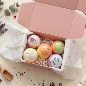 Bath Bombs Set of 5, Relaxing Bath Soak, Moisturizing Bath Fizzies, Self Care Home Spa Gift