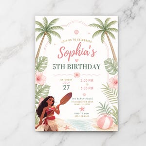 Puede incluir: Una tarjeta de invitación de cumpleaños rectangular con un personaje de dibujos animados sosteniendo un remo de madera en una playa. El texto dice: Join us to celebrate Sophia's 5th Birthday, Saturday July 27, 2:00 PM to 5:00 PM, The Beach House, 125 Ocean View Drive, Miami, FL 33139, RSVP to Mom 305-123-4567.