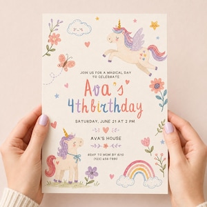 Könnte beinhalten: Eine Geburtstagseinladungskarte mit cremefarbenem Hintergrund, illustriert mit zwei Einhörnern, einem Regenbogen, Blumen, einem Schmetterling und Sternen. Der Text lautet: JOIN US FOR A MAGICAL DAY TO CELEBRATE Ava's 4th birthday SATURDAY, JUNE 21 AT 2 PM.