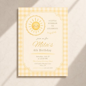Puede incluir: Una tarjeta de invitación de cumpleaños rectangular con un patrón de cuadros vichy amarillo y blanco. Incluye una ilustración de un sol sonriente, el texto A LITTLE SUNBEAM TO CELEBRATE, Mila's 4th Birthday y los detalles del evento.