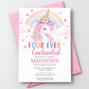 Op de afbeelding: Een rechthoekige verjaardagsuitnodigingskaart met een eenhoorn met een gouden hoorn, bloemenkrans en regenboogmanen. De tekst luidt FOUR EVER Enchanted, MADISON'S 4TH BIRTHDAY, Sunday, September 22nd, 2:00 PM-5:00 PM, The Rainbow Garden, 214 Blossom Lane, Austin, TX.