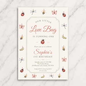Può includere: Un invito di compleanno rettangolare con sfondo color crema e un bordo di insetti ad acquerello che indossano cappellini da festa. Il testo recita: Our Little Love Bug Is Turning One, Sophia's 1st Birthday, Saturday, June 22, 2:00 PM, The Garden House, 245 Blossom Lane, Austin, TX 78701, Kindly RSVP to Emma by 06/10, 512-555-2481.