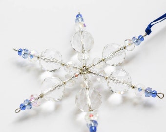 Klare Schneeflocke Ornament mit blauen Akzenten - Christbaumschmuck Glasperlen Wohndekor - Klarer Sonnenfänger Weihnachtsgeschenk für Ihn