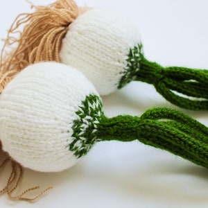 Pretend play kitchen food onions in green and white knitted realistic vegetables for rustic nursery Waldorf kids roots gift for foodie image 7