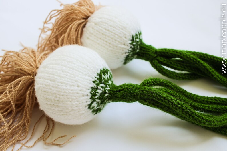 Pretend play kitchen food onions in green and white knitted realistic vegetables for rustic nursery Waldorf kids roots gift for foodie image 7