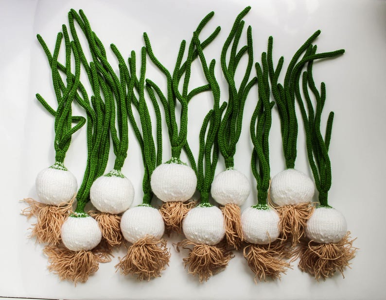 Pretend play kitchen food onions in green and white knitted realistic vegetables for rustic nursery Waldorf kids roots gift for foodie image 8