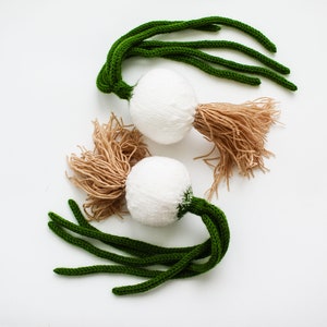 Pretend play kitchen food onions in green and white knitted realistic vegetables for rustic nursery Waldorf kids roots gift for foodie image 6