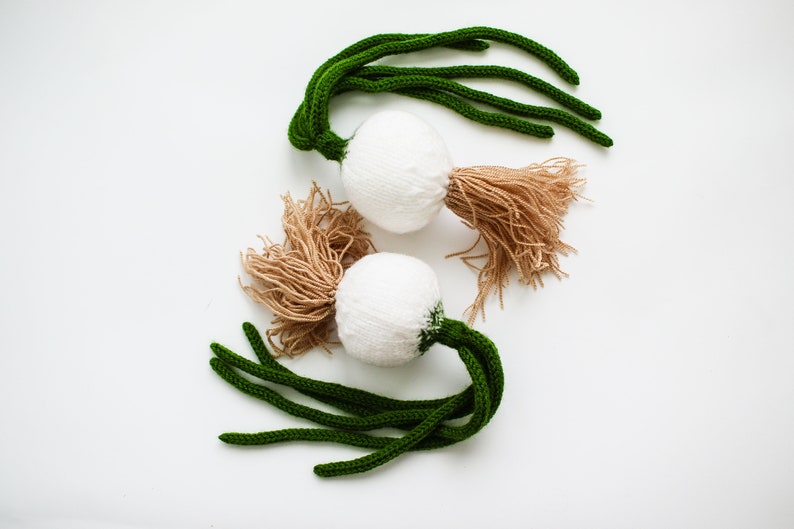 Pretend play kitchen food onions in green and white knitted realistic vegetables for rustic nursery Waldorf kids roots gift for foodie image 6