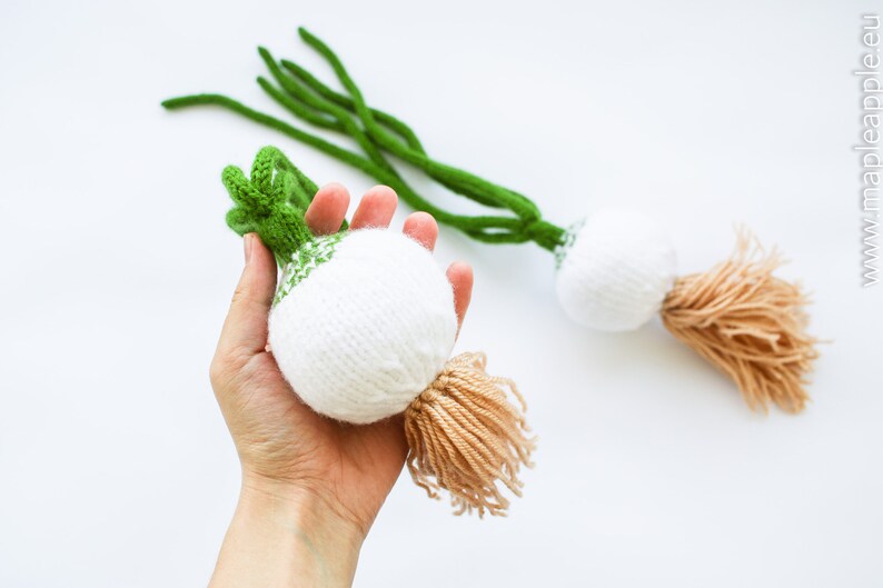 Pretend play kitchen food onions in green and white knitted realistic vegetables for rustic nursery Waldorf kids roots gift for foodie image 5
