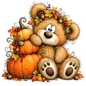 Könnte beinhalten: Ein flauschiger brauner Teddybär mit großen Augen und dunkler Nase sitzt neben einem Stapel aus drei orangefarbenen Kürbissen. Der Bär trägt einen Kranz aus Herbstblättern, roten Beeren und Eicheln. Weitere Blätter, Beeren und Eicheln umgeben die Basis.