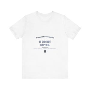 Peut inclure: Un t-shirt blanc à manches courtes avec le texte bleu foncé IF IT IS NOT DOCUMENTED IT DID NOT HAPPEN. En dessous, le texte indique MEDICAL CODING AND HEALTH INFORMATION, suivi d'une petite icône bleu foncé d'un presse-papier avec des lignes.