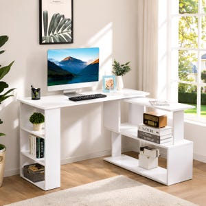 Pode incluir: Uma secretária branca em forma de L com uma secção lateral rotativa e várias prateleiras de arrumação abertas. A superfície da secretária contém um monitor de computador, um teclado e uma pequena planta. As prateleiras contêm livros, um rádio e caixas.
