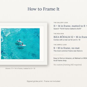 K&ouml;nnte beinhalten: Ein Gicl&eacute;e-Druck mit einer Luftaufnahme von zwei Personen auf Stand-Up-Paddleboards in t&uuml;rkisfarbenem Wasser. Der Text enth&auml;lt 'How to Frame It' und listet Rahmenoptionen wie 11x14, 12x16 und 8x10 Zoll auf.