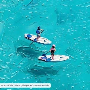 K&ouml;nnte beinhalten: Ein &Ouml;lgem&auml;lde auf Leinwand mit zwei Figuren auf wei&szlig;en Stand-Up-Paddleboards, die auf leuchtend t&uuml;rkisfarbenem Wasser mit dicken, sichtbaren Pinselstrichen schwimmen. Der Text unten lautet: Detail view &mdash; texture is printed; the paper is smooth matte.