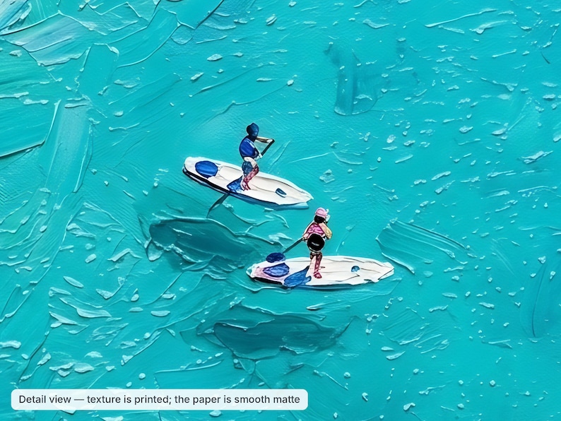K&ouml;nnte beinhalten: Ein &Ouml;lgem&auml;lde auf Leinwand mit zwei Figuren auf wei&szlig;en Stand-Up-Paddleboards, die auf leuchtend t&uuml;rkisfarbenem Wasser mit dicken, sichtbaren Pinselstrichen schwimmen. Der Text unten lautet: Detail view &mdash; texture is printed; the paper is smooth matte.