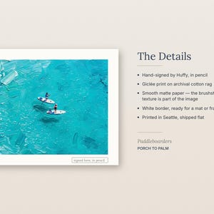 K&ouml;nnte beinhalten: Ein Gicl&eacute;e-Kunstdruck mit dem Titel Paddleboarders von Porch to Palm, der zwei Personen auf Stand-Up-Paddleboards in t&uuml;rkisfarbenem Wasser mit sichtbaren Pinselstrichstrukturen zeigt. Der Druck hat einen wei&szlig;en Rand und ist von Huffy handsigniert.