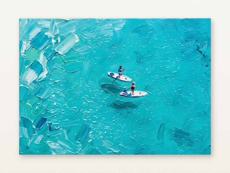 K&ouml;nnte beinhalten: Ein &Ouml;lgem&auml;lde auf Leinwand, das zwei Personen auf Stand-Up-Paddleboards in leuchtend t&uuml;rkisfarbenem Wasser zeigt. Das Kunstwerk zeichnet sich durch dicke, strukturierte Pinselstriche aus, die Bewegung auf der blauen Meeresoberfl&auml;che erzeugen.