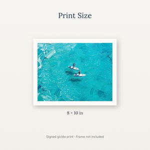 K&ouml;nnte beinhalten: Ein rechteckiger Kunstdruck mit der Aufschrift Print Size zeigt eine Luftaufnahme von zwei Personen auf Stand-up-Paddleboards in leuchtend t&uuml;rkisfarbenem Wasser mit sichtbaren Pinselstrichen. Der Druck misst 20,32 x 25,4 cm.