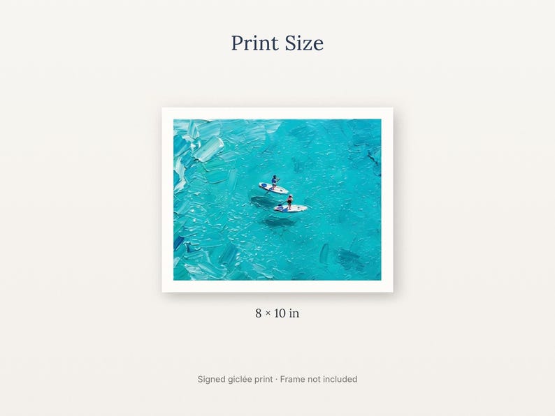 K&ouml;nnte beinhalten: Ein rechteckiger Kunstdruck mit der Aufschrift Print Size zeigt eine Luftaufnahme von zwei Personen auf Stand-up-Paddleboards in leuchtend t&uuml;rkisfarbenem Wasser mit sichtbaren Pinselstrichen. Der Druck misst 20,32 x 25,4 cm.
