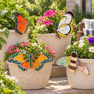 Atrapasueños de mariposa de vidrieras con marco de aleación – Decoración para ventana o maceta de jardín en naranja y amarillo. Accesorio para plantas.