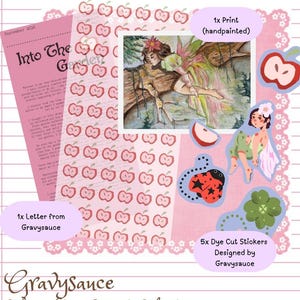 Puede incluir: Un set de papelería titulado September Edition y Gravysauce Monthly Snail Mail que incluye una impresión pintada a mano de un hada, una carta titulada Into The Garden y cinco pegatinas troqueladas que incluyen una manzana, un hada, una mariquita y un trébol.