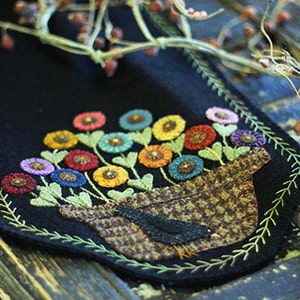 Summer Bird Wool Applique Table Runner Pattern PRI 524 - Flower Basket and Bird