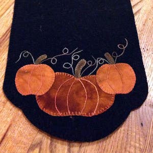 Pumpkin Wool Applique Pattern - Pumpkin Trio Table Mat 8.5" x 18.5"  PRI-373  Wool applique patterns