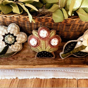 Three Spring Flowers Mini Pillow Patterns in one Pattern - Wool Applique Patterns  - HTH 426  Bowl Filler Bouquet