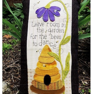 Dancing Bees Pillow Pattern: Wool Applique Pattern (Past 68)