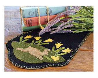 Rabbit Wool Applique Table Runner Pattern: Daffodil Dance (PRI 525)