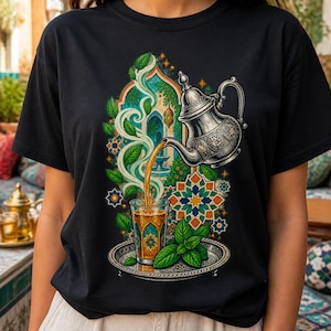Peut inclure: Un t-shirt noir avec une impression graphique représentant une théière en argent versant du thé ambré dans un verre décoré sur un plateau en argent. Le motif inclut de la vapeur tourbillonnante, des feuilles de menthe et un motif géométrique.