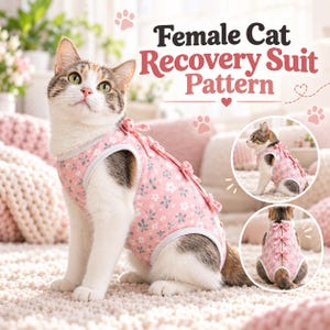 Peut inclure: Un chat calico portant une combinaison de récupération rose à motif floral blanc, avec des bordures blanches et trois petits nœuds dans le dos. Le texte "Female Cat Recovery Suit Pattern" est affiché au-dessus, avec deux encarts circulaires montrant les vues de côté et de dos.